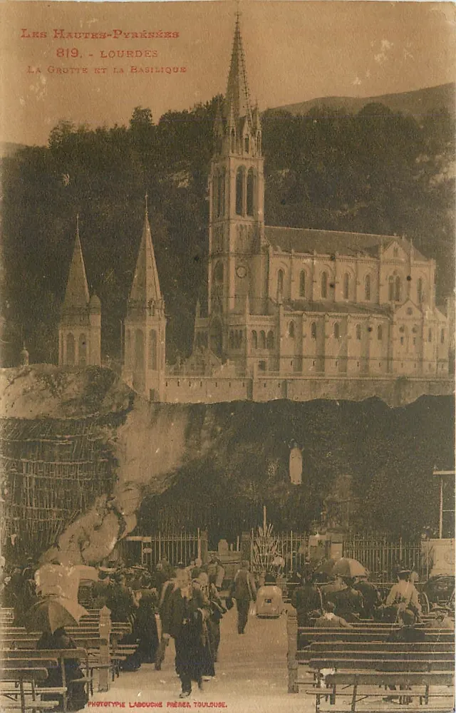 Lourdes - A Gruta e a Basílica — Fototipo Labouche, Toulouse, n° 819 - Frente