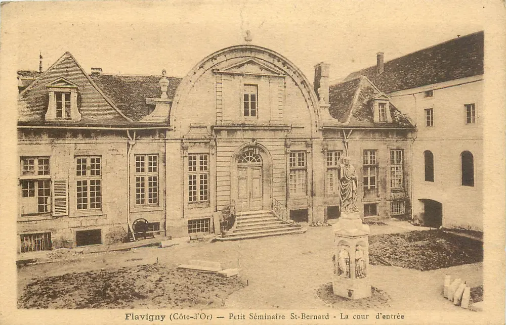 Flavigny (Côte-d'Or) — Petit Séminaire St-Bernard — Die Eingangshalle - Vorderseite