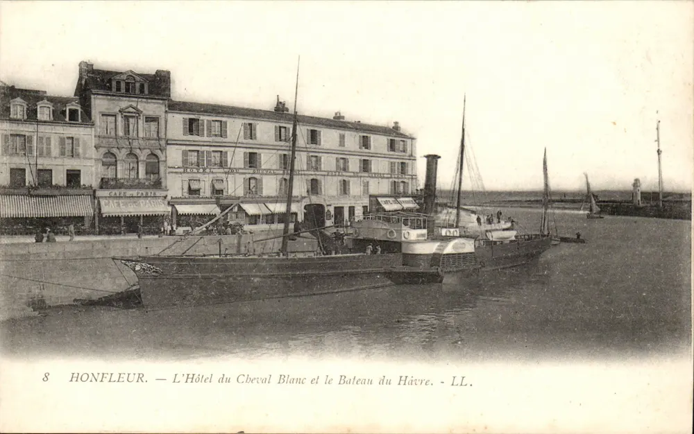 Honfleur — Das Hotel du Cheval Blanc und das Havre-Schiff — LL. - Vorderseite