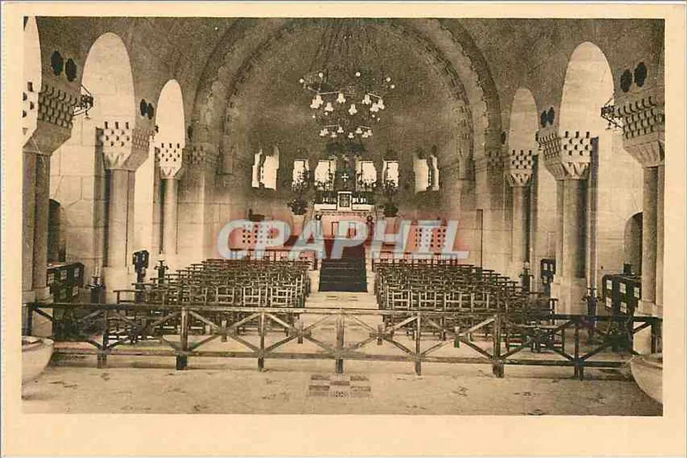 Interior da Capela Católica de Douaumont — Ossuário e Farol — editor desconhecido, número de série não visível - Frente