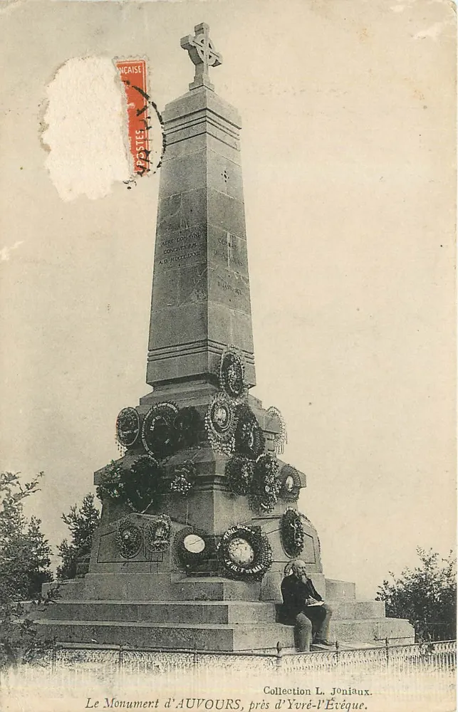 Le Monument d'Auvours, près d'Yvré-l'Évêque — obélisque orné de couronnes, éditeur Collection L. Joniaux - Frente