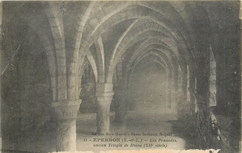 Epernon — Les Pressoirs, ancien Temple de Diane (XIIe siècle) — Edition Mme Hudde, Photo Berhault, Nogent - Recto