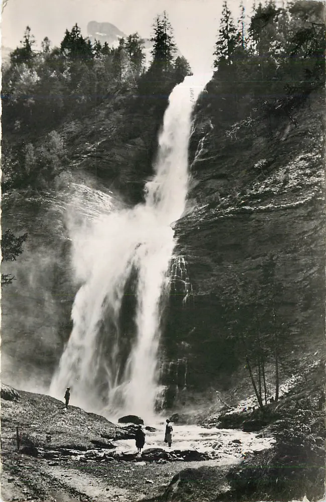 SIXT (Haute-Savoie) — A rainha das cachoeiras. Le Rouget — Éditions GILL, Arneycy - Frente
