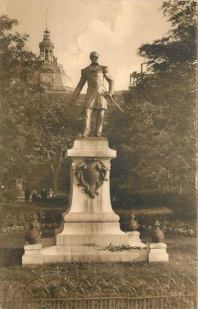 Estátua de um militar — Praça pública — Garnier, n°49 - Frente
