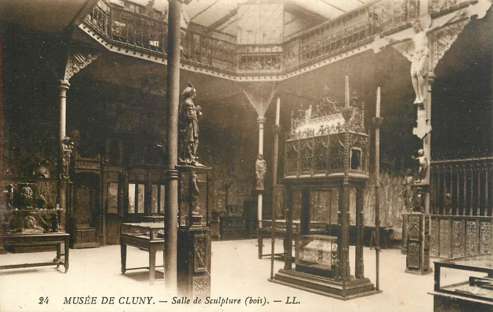 Museu de Cluny — Sala de Escultura (madeira) — LL. - Frente