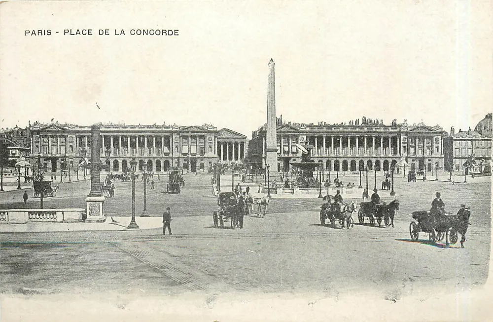 Paris - Praça da Concorde — vista panorâmica com obelisco e carruagens — n°14 - Frente