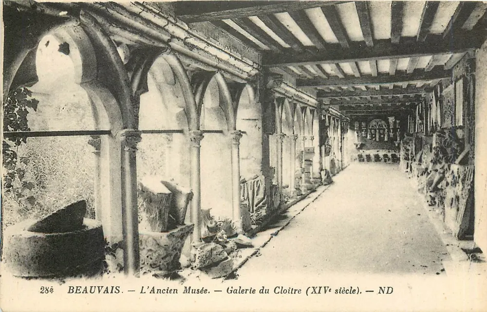 Beauvais — O Velho Museu — Galeria do Claustro (século XIV) - Frente