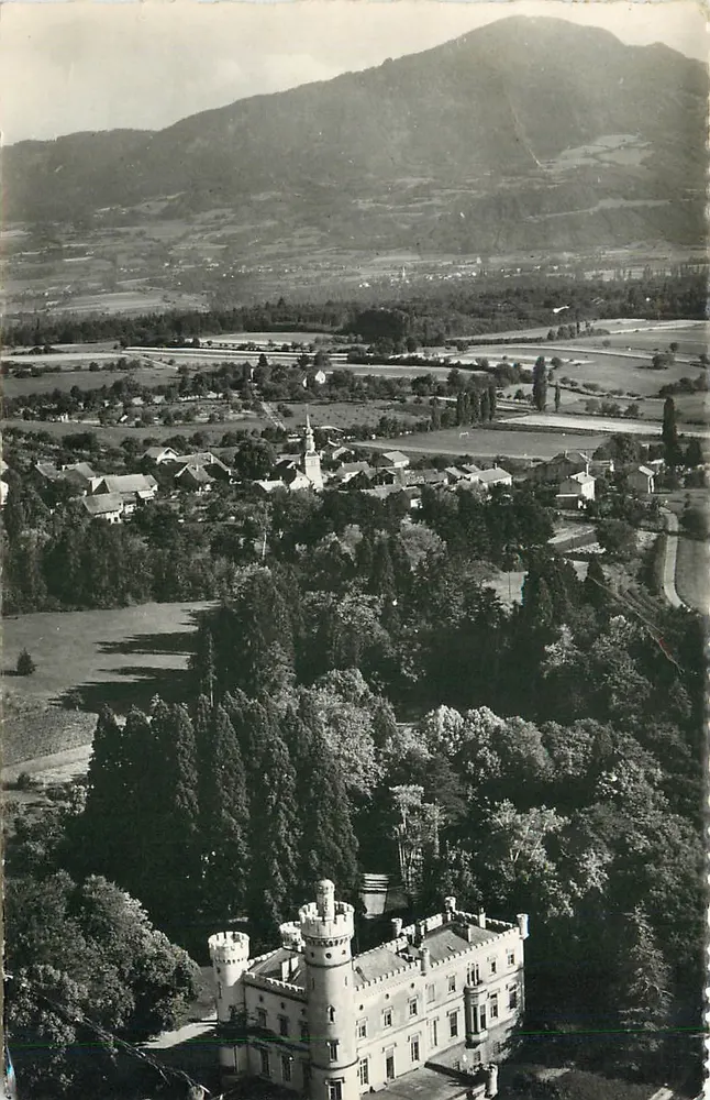 Ballaison (Haute-Savoie) — Vista aérea do vilarejo e do castelo de Thinières — Éditions de l'Économie (Rhône) - Frente