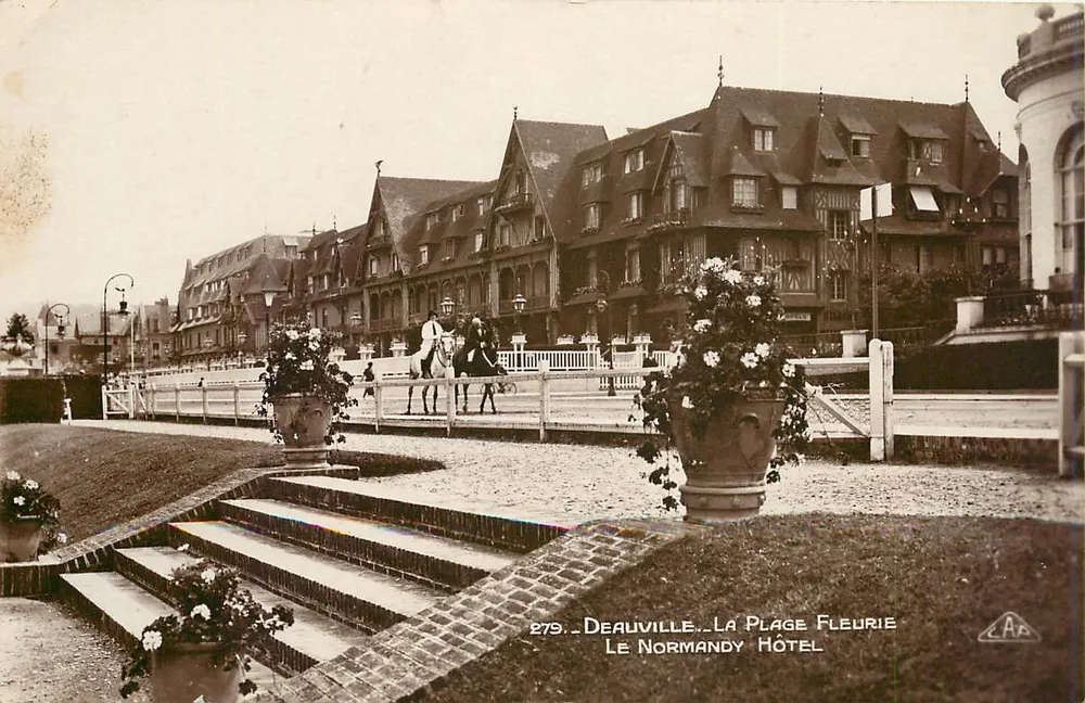 Deauville — La Plage Fleurie — Le Normandy Hôtel — éditeur C.A.P. n°279 - Recto
