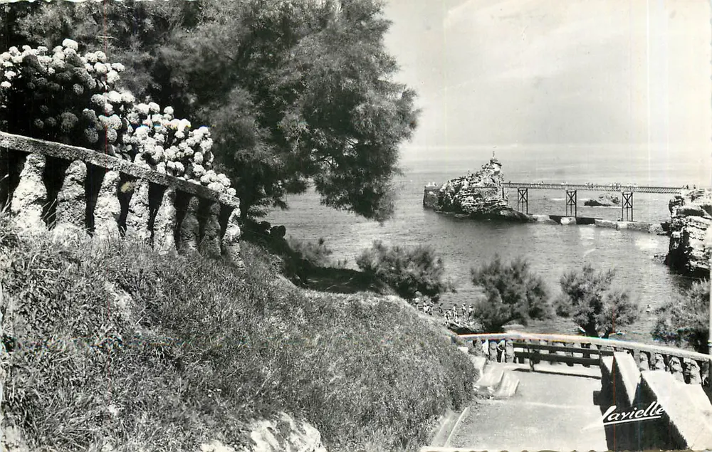 Der Felsen der Jungfrau von den Terrassen des alten Hafens aus gesehen — Biarritz — Verleger L. Larielle, Nr. P. 811 - Vorderseite