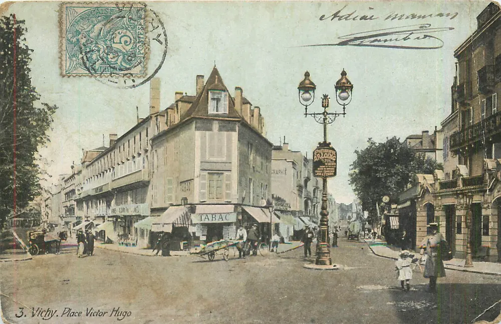 Vichy. Place Victor Hugo — vista de rua com comércios — editor L. V. & Cie - Frente