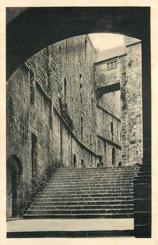 Abtei Mont-Saint-Michel — Innenansicht — Service Commercial Monument Historiques, Paris - Vorderseite