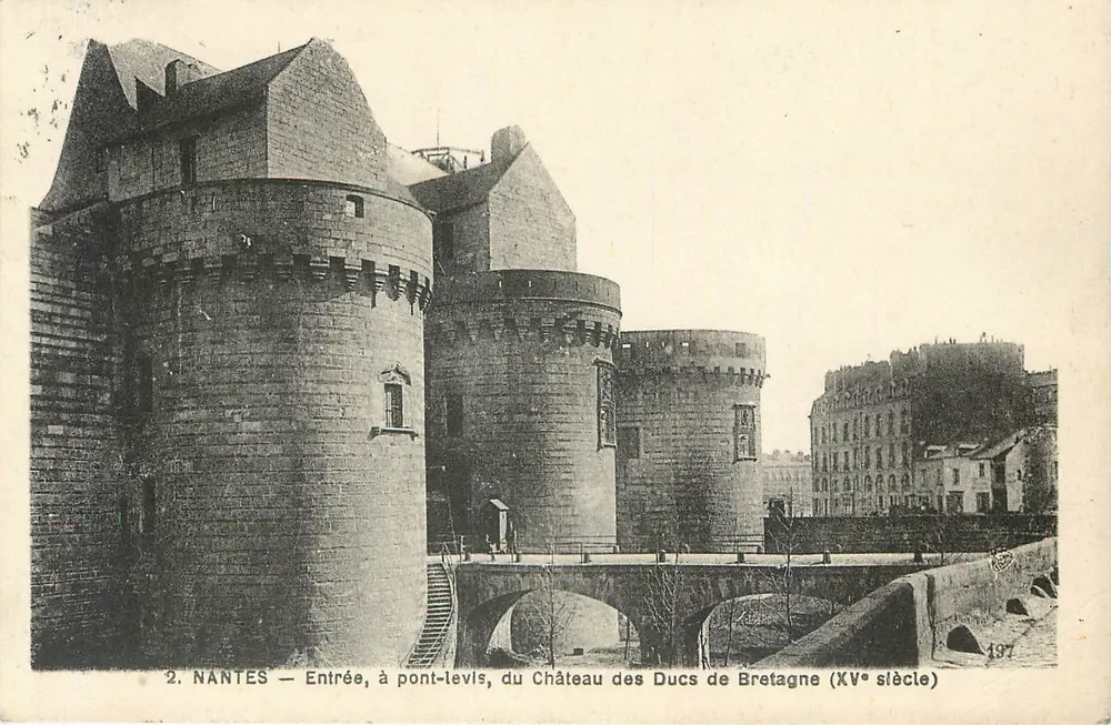 NANTES — Eingang, am Schieferbrücke, des Schlosses der Herzöge von Bretagne (15. Jahrhundert) - Vorderseite