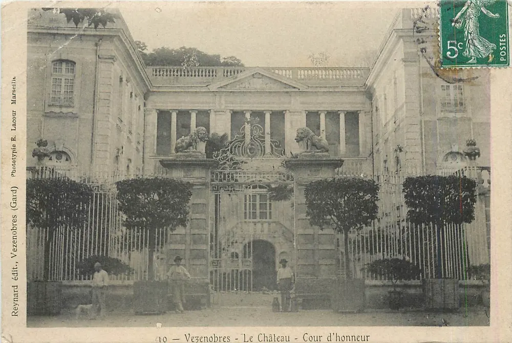Vézenobres - Le Château - Cour d'honneur — Phototypie E. Lacour, Marseille — n°10 - Recto