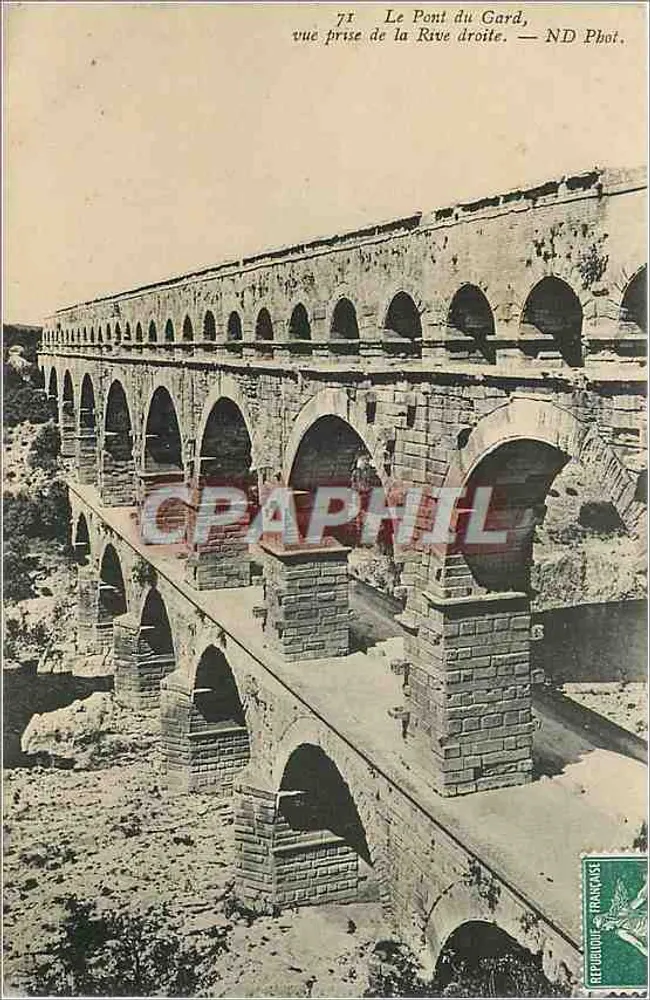O Pont du Gard — vista tirada da margem direita — ND Phot. - Frente