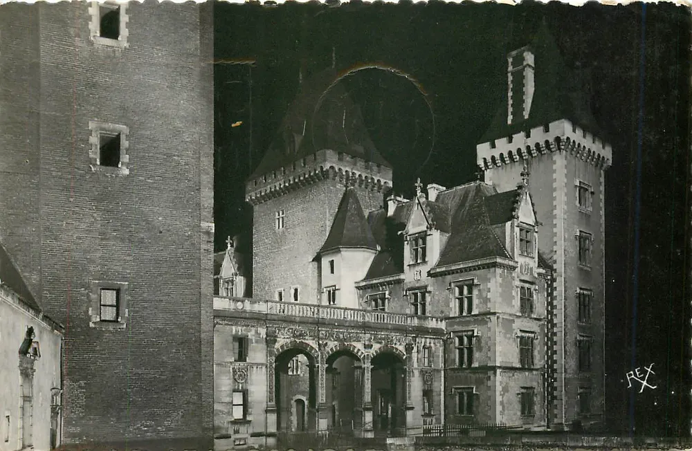 Castelo de Pau — Entrada do castelo à noite — REX - Frente