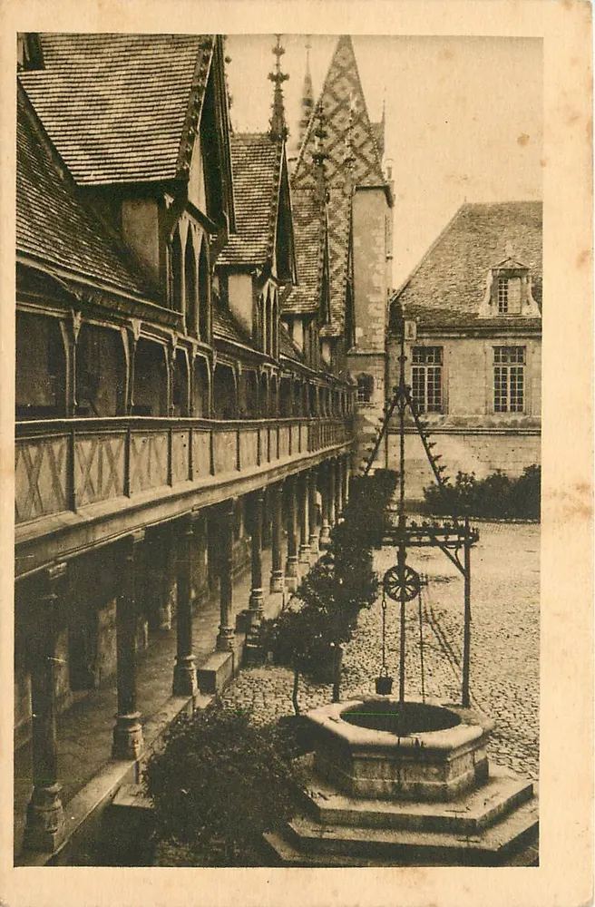 Innere Hof des Krankenhauses Nancay — Blick mit Brunnen und gotischen Gebäuden — Heliogravur von den Religiösen Frankreichs - Vorderseite