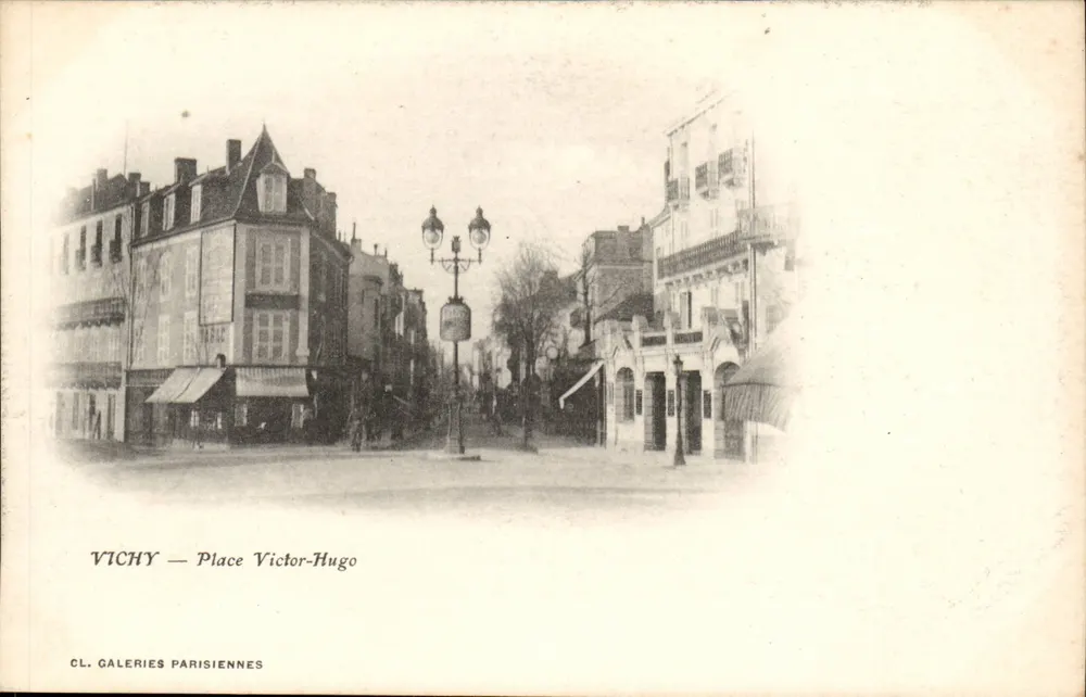 Vichy — Praça Victor-Hugo — CL. GALERIES PARISIENNES - Frente