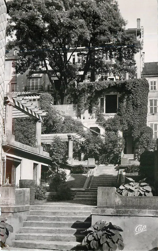 Escaliers et jardin verdoyant — PLOMBIÈRES-LES-BAINS — éditeur Cap - Recto