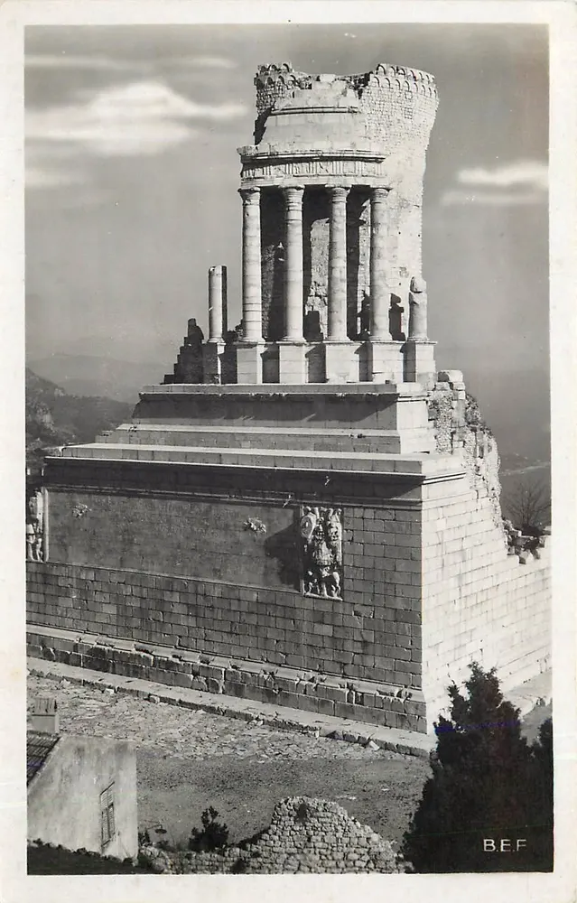 La Tour d'Auguste — Ruínas do templo — Les Belles Éditions, Nice - Frente