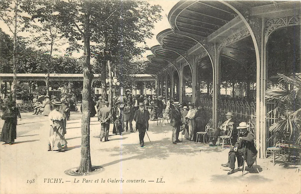 Vichy — Le Parc et la Galerie couverte — LL. - Recto