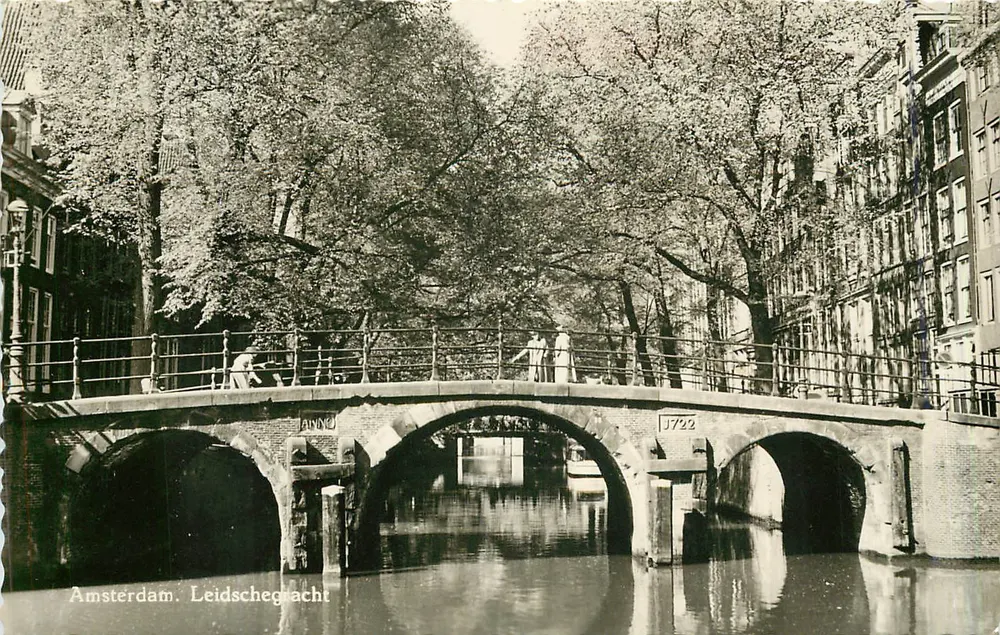 अमस्टर्डम। लीडस्चे ग्राच्ट — कैनल पर पुल, लेख 'ANNO 1722' के साथ — H. Greven, Dungesdrukk Nadruk verhouten 67 - आगे