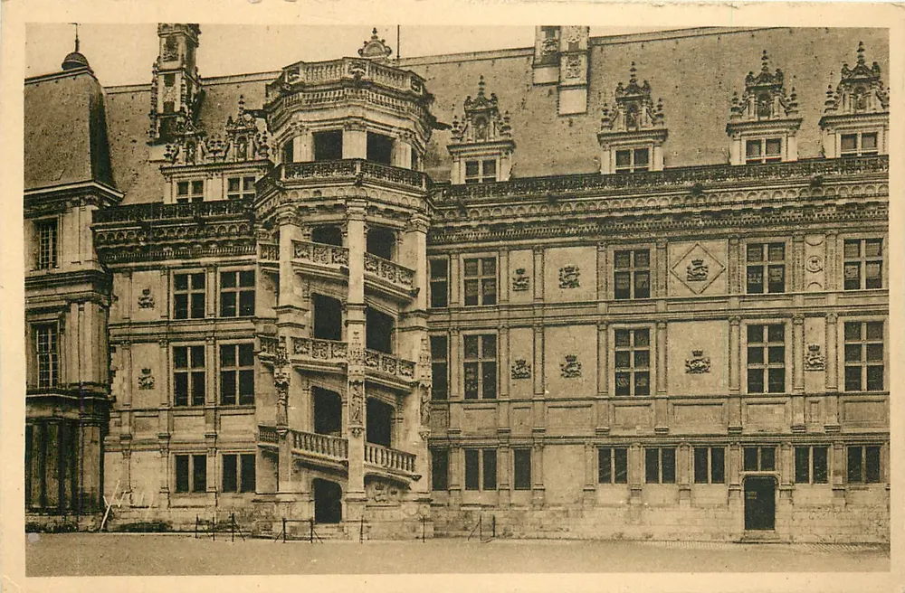 Châteaux de la Loire — Blois (Loir-et-Cher) — Escalier François 1er — Éditions d'Art Martel, Paris - Recto