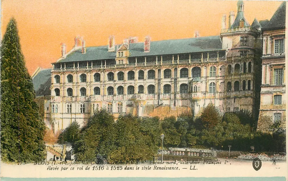 Blois (Loir-et-Cher) — Castelo, fachada norte, lado leste, erguido por François Ier de 1516 a 1525 no estilo Renascentista — LL. - Frente