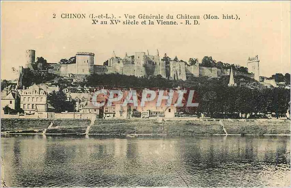 Chinon (Indre-et-Loire) — Allgemeiner Blick auf das Schloss (Historisches Denkmal), 10. bis 15. Jahrhundert und die Vienne — R. D. - Vorderseite