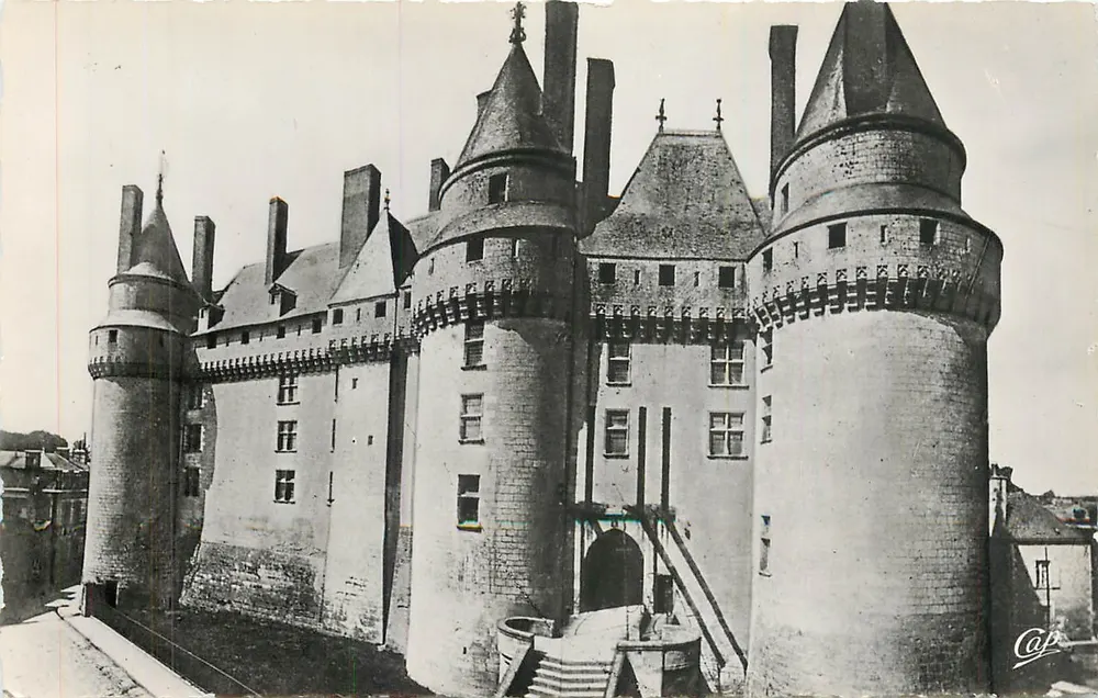 Langeais - O Castelo (século XV) — Fachada Leste — C.A.P. Paris - Frente