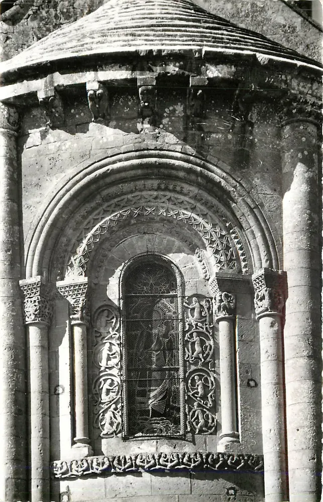 Aulnay-de-Saintonge — Details der Apse — romanische Kirche 12. Jahrhundert - Vorderseite