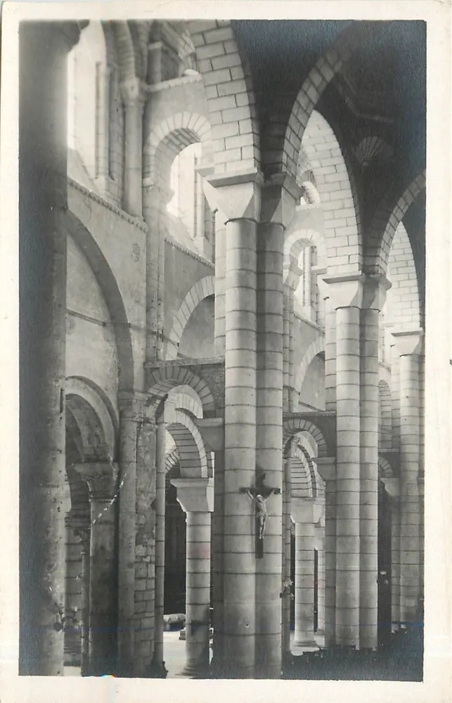 Interior da catedral — vista das colunas e abóbadas - Frente