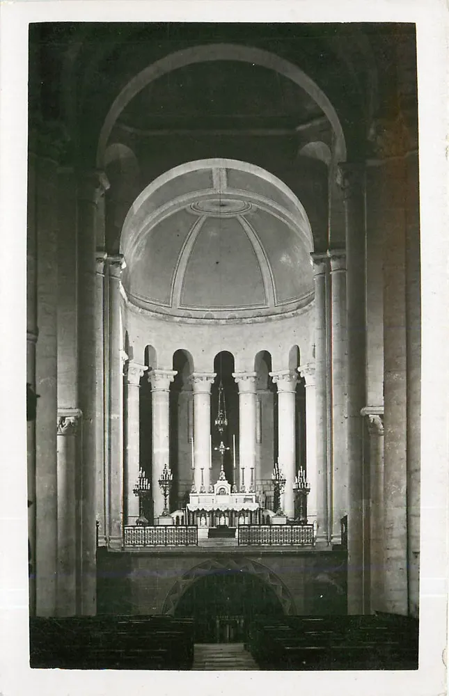 Interior da Igreja — visão do altar e do coro - Frente