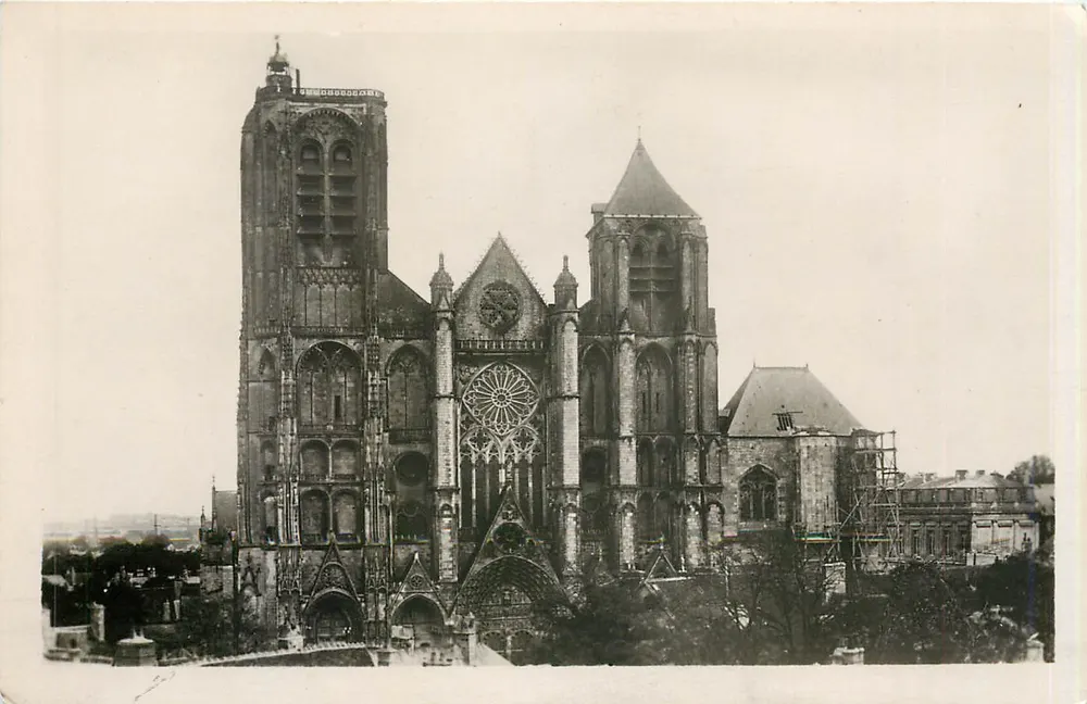 Bourges — Façade de la Cathédrale vue de l'Hôtel des Postes — E. Maquaire, édit. Bourges, n° 207 - Recto