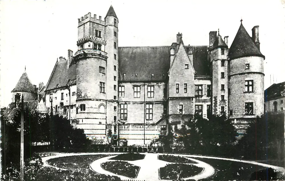 Bourges (Cher) — Palast Jacques-Cœur — Aufnahme von der Place du Berry - Vorderseite