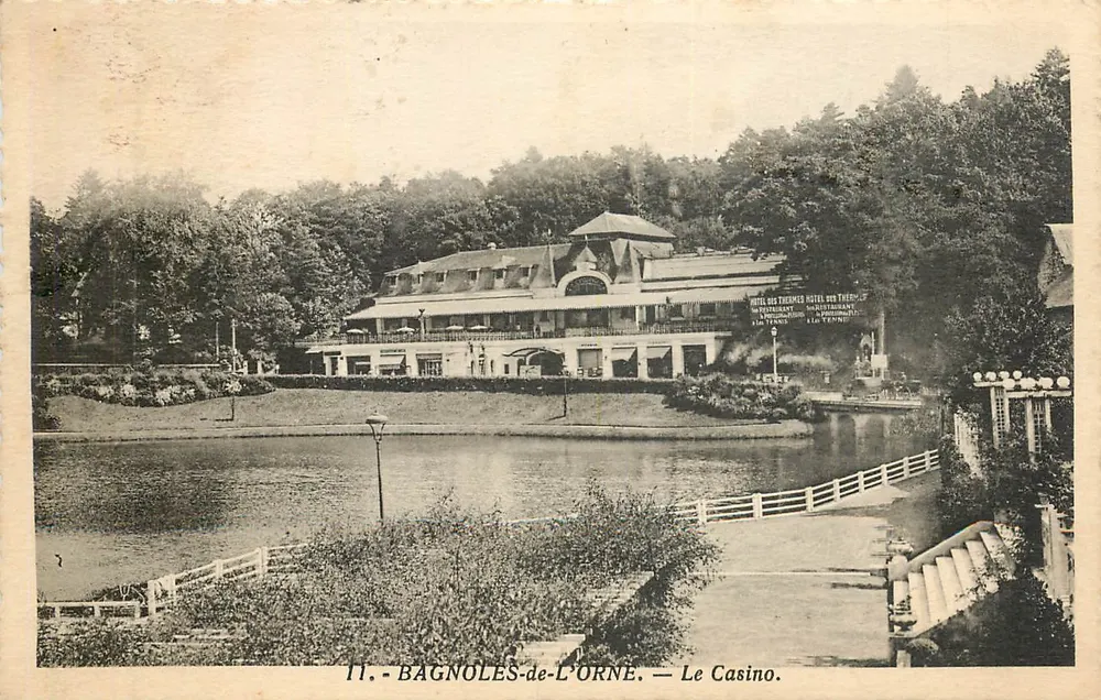 Bagnoles-de-l'Orne — O Casino — Hotel dos Termas - Frente