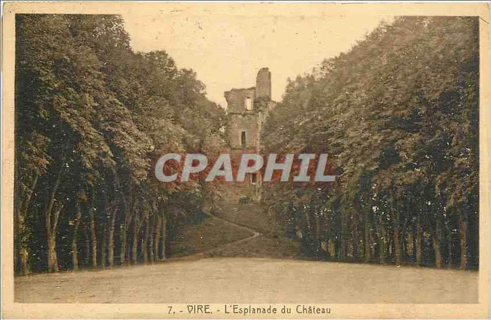 Vire - A Esplanada do Castelo — Ruínas do castelo cercadas por árvores - Frente