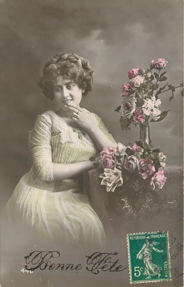 Jeune femme avec bouquet de roses — Bonne Fête — Éditeur inconnu, n° 446 - Recto