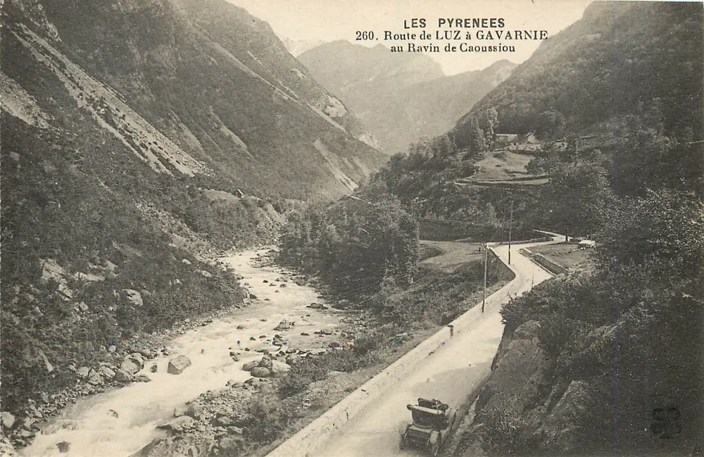 Les Pyrénées — Route de Luz à Gavarnie au Ravin de Caoussiou — Imprimé Illustré - Recto