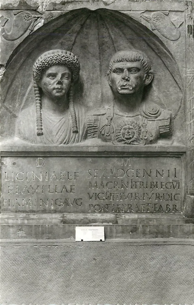 Nîmes (Gard) — Museu da Maison Carrée — Estela funerária Ier ou IIe século — Éditions Rella - Frente