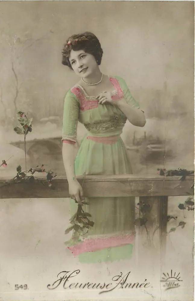 Jovem mulher em vestido verde — 'Ano Feliz' — editor Mla, n° 549 - Frente