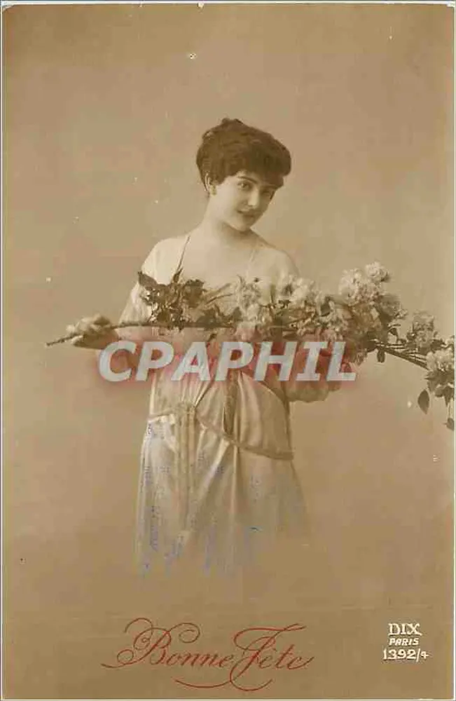 Jovem mulher com vestido leve segurando um arranjo — Feliz Festa — DIX PARIS 1392/4 - Frente