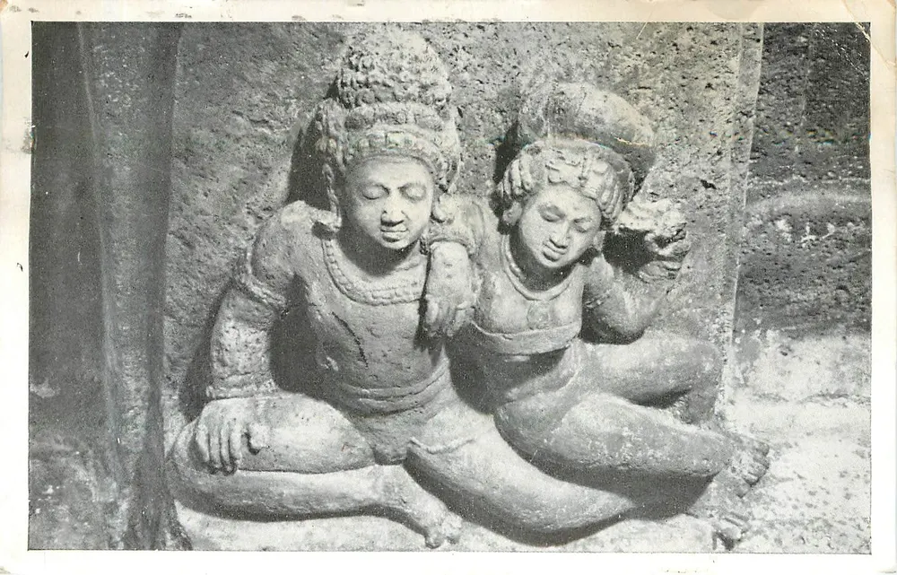अजंता गुफा 16 — पंखवाला जोड़ा — भारत के ऐतिहासिक सर्वेक्षण - आगे