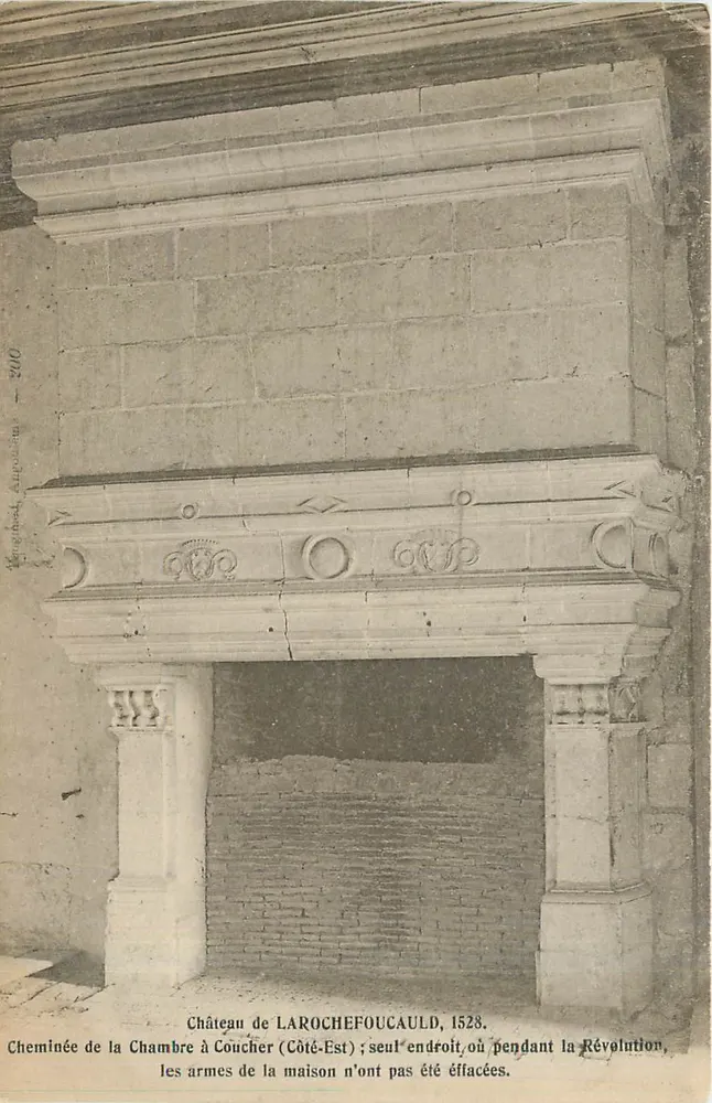 Cheminée de la Chambre à Coucher — Château de Larochefoucauld, 1528 — éditeur Véron, Argouges — n° 210 - Recto