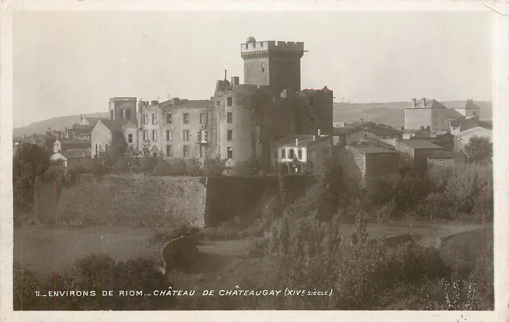Castelo de Châteaugay — Século XIV — Ao redor de Riom - Frente