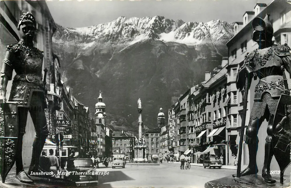 Innsbruck, Maria-Theresienstraße — vue de la rue avec statues de chevaliers et montagnes enneigées — éditeur : Echte Photographie, n° 5675 - Recto