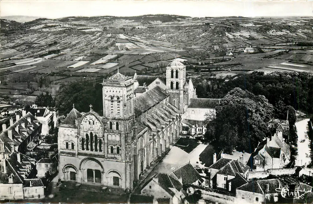 Vézelay — Vue aérienne de la Basilique — Éditions Aériennes Combier - Recto