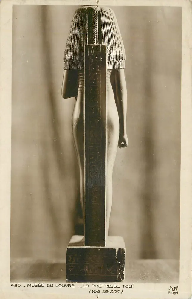 Musée du Louvre — La Prêtresse Toui (vue de dos) — P.N. Paris, n°480 - Recto
