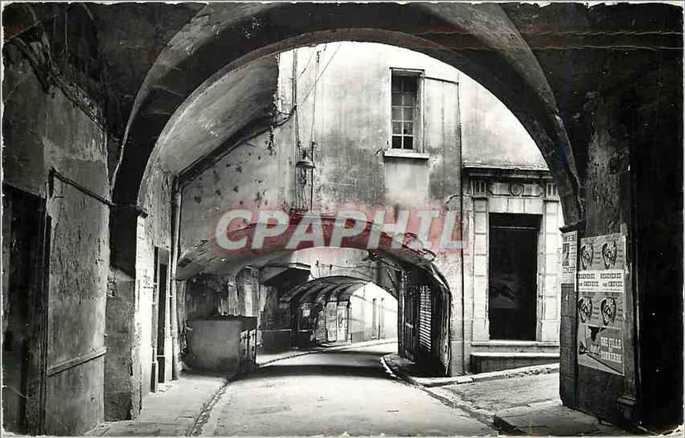 Hyères - Rue des Porches — vista sob arco — Edições S.E.P.T. Francesa - Frente