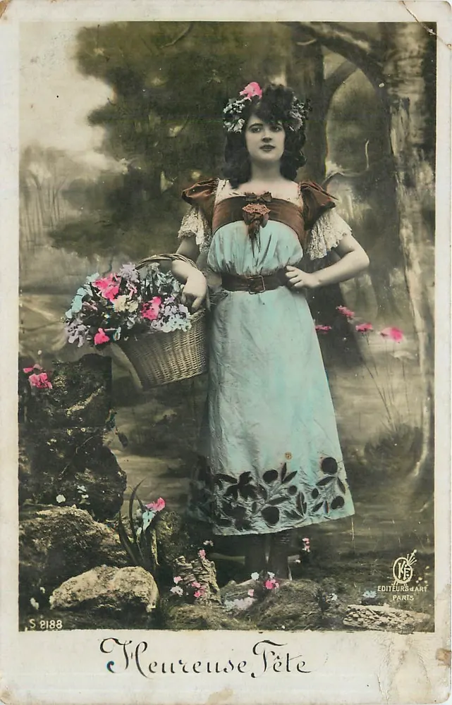 Mulher em vestido azul segurando um cesto de flores — 'Heureuse Fête' — Editores de Arte, Paris, n° S 2188 - Frente